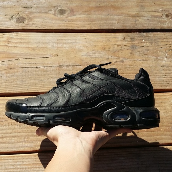 nike tn triple black leather